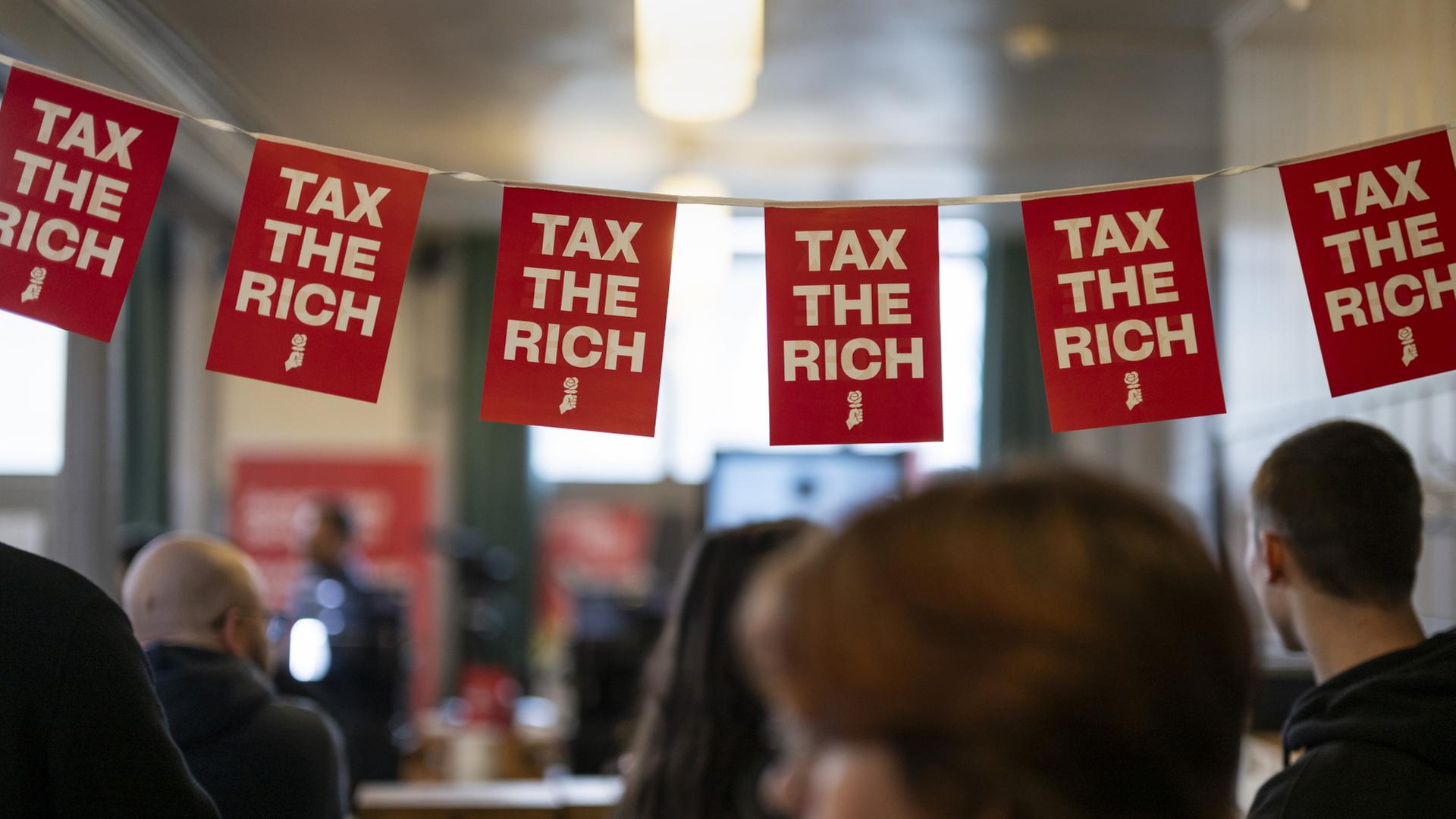  Kleine Fähnchen mit der Aufschrift 