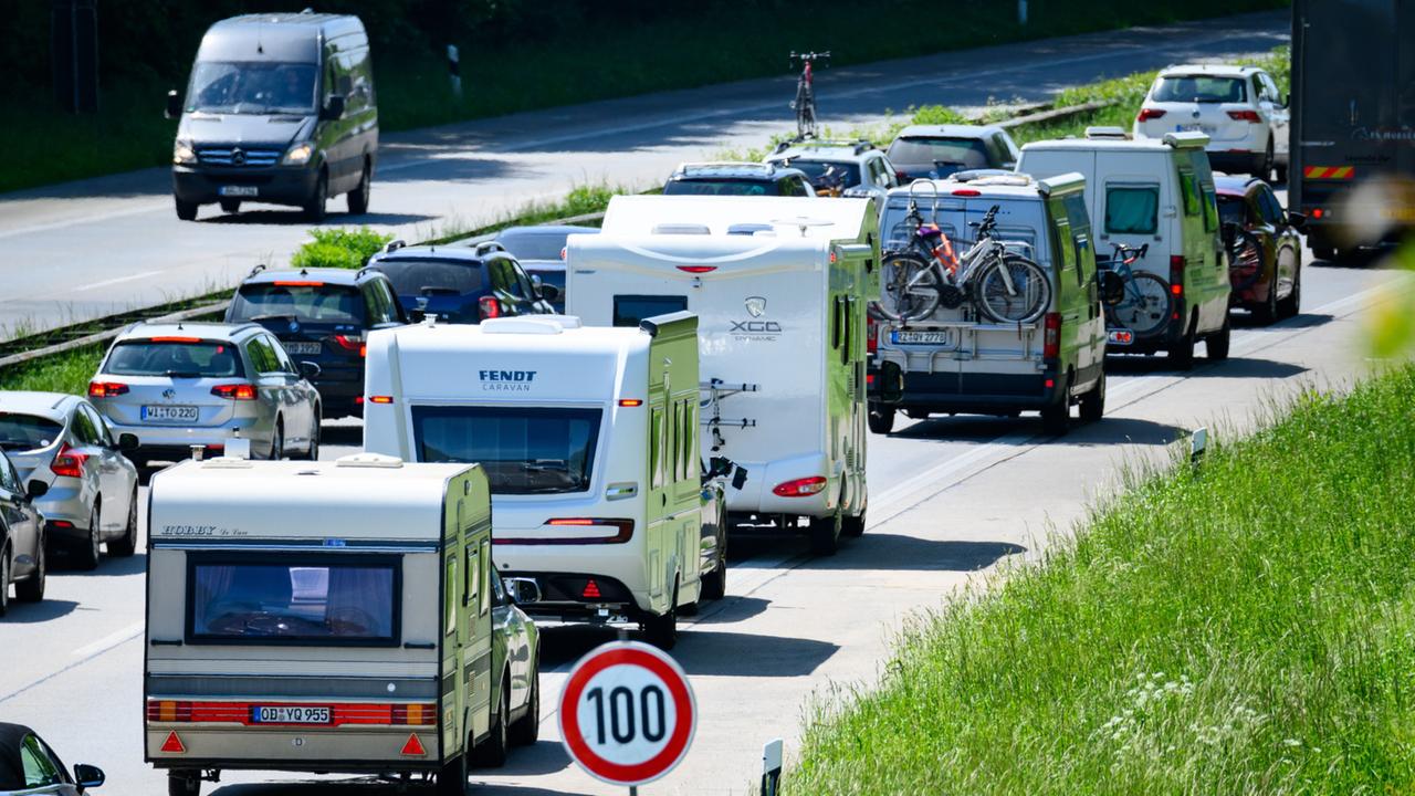 Các loại xe camper và nhà di động khác nhau trên một đường cao tốc ở Đức (Ảnh: tagesschau.de)