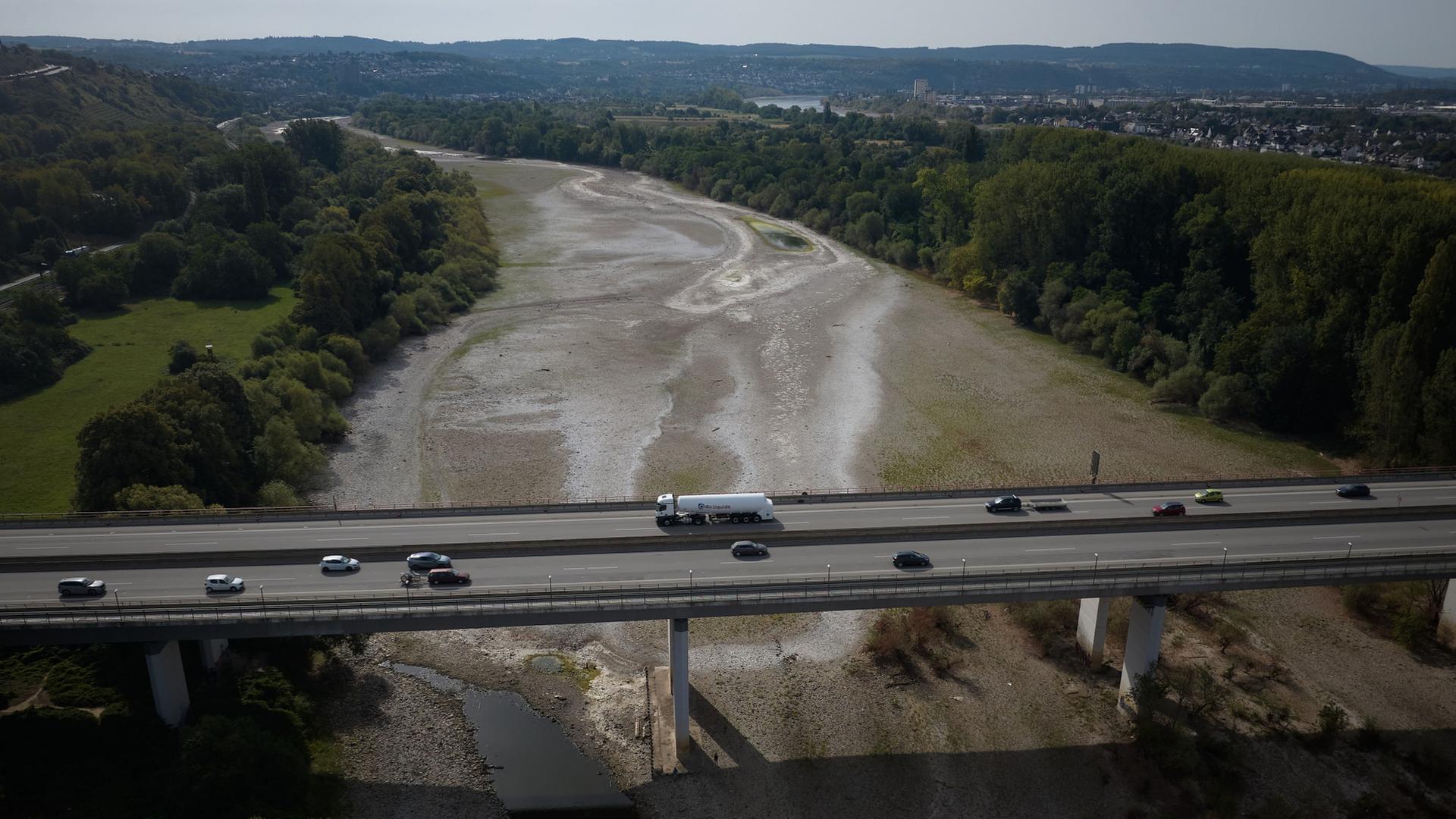 Ein LKW passiert die Rheinbrücke der Autobahn A48 bei Bendorf. | Thomas Frey/dpa