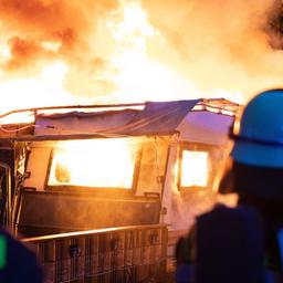 Einsatzkräfte löschen ein Feuer auf einem Campingplatz.