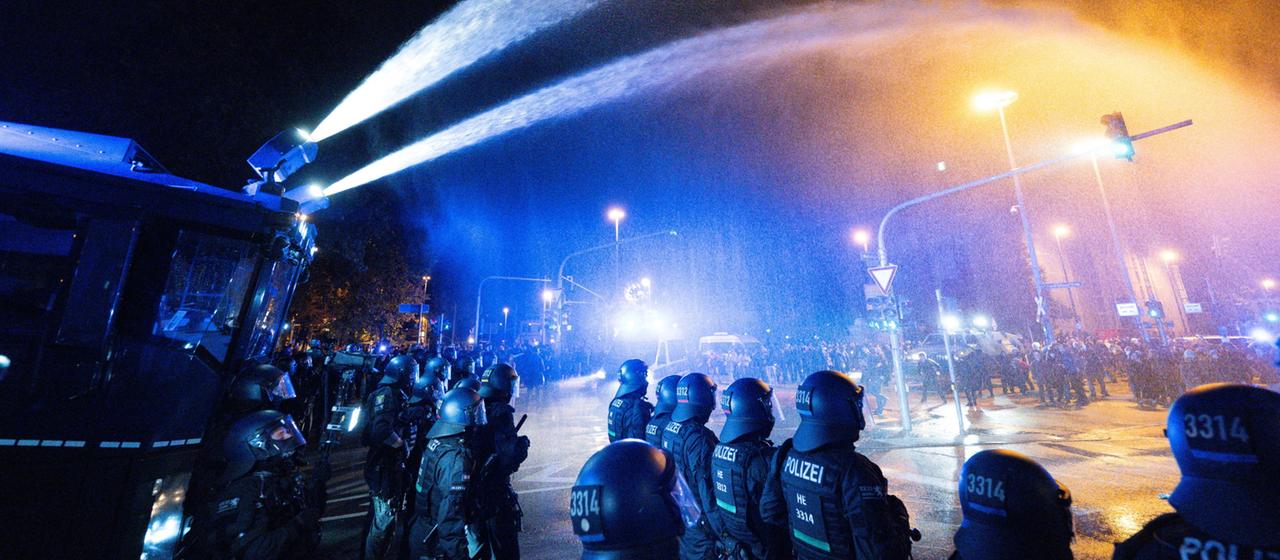 Die Polizei setzt einen Wasserwerfer gegen Demonstranten ein