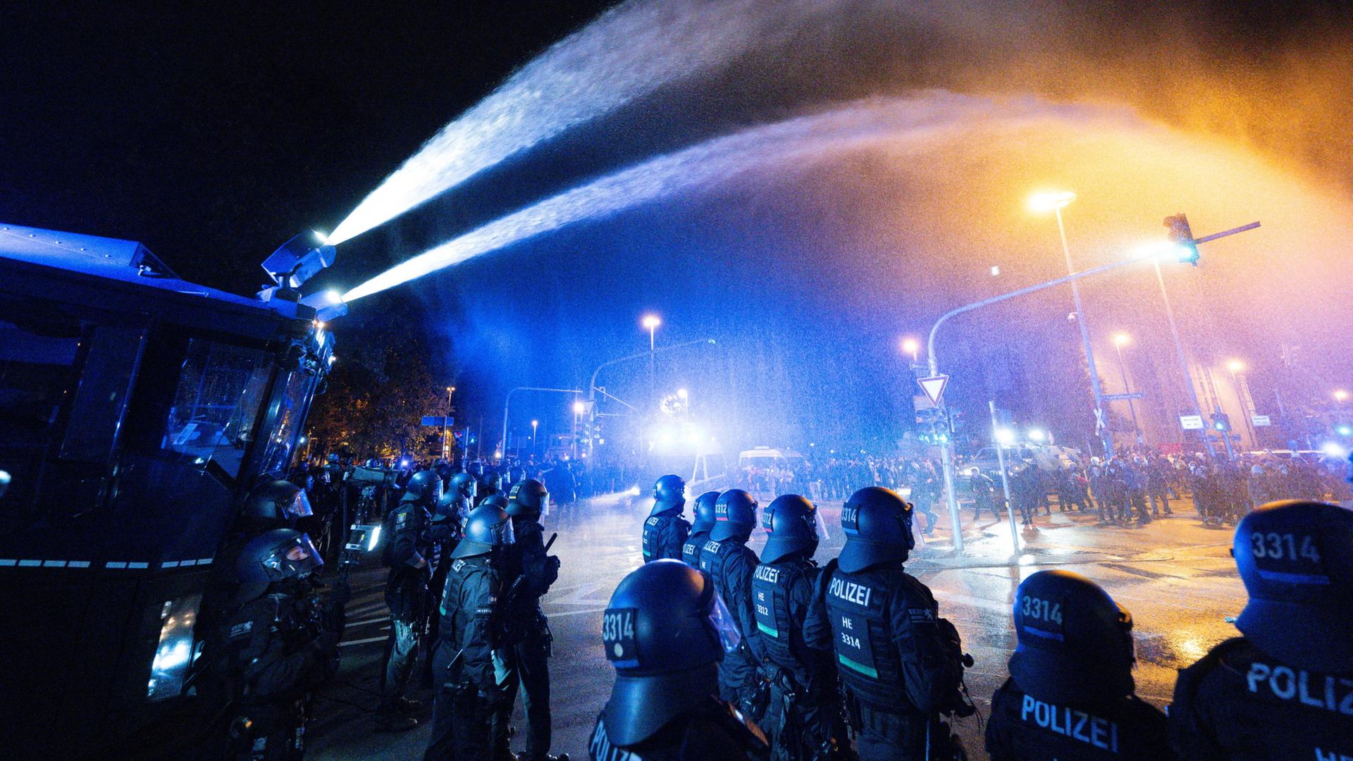 Die Polizei setzt einen Wasserwerfer gegen Demonstranten ein | Florian Wiegand/dpa