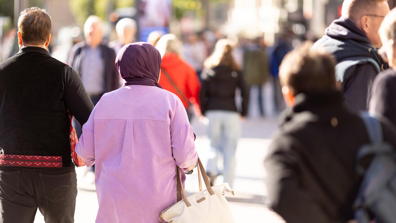 Studie zu Diskriminierung: Frauen mit Kopftuch besonders häufig betroffen