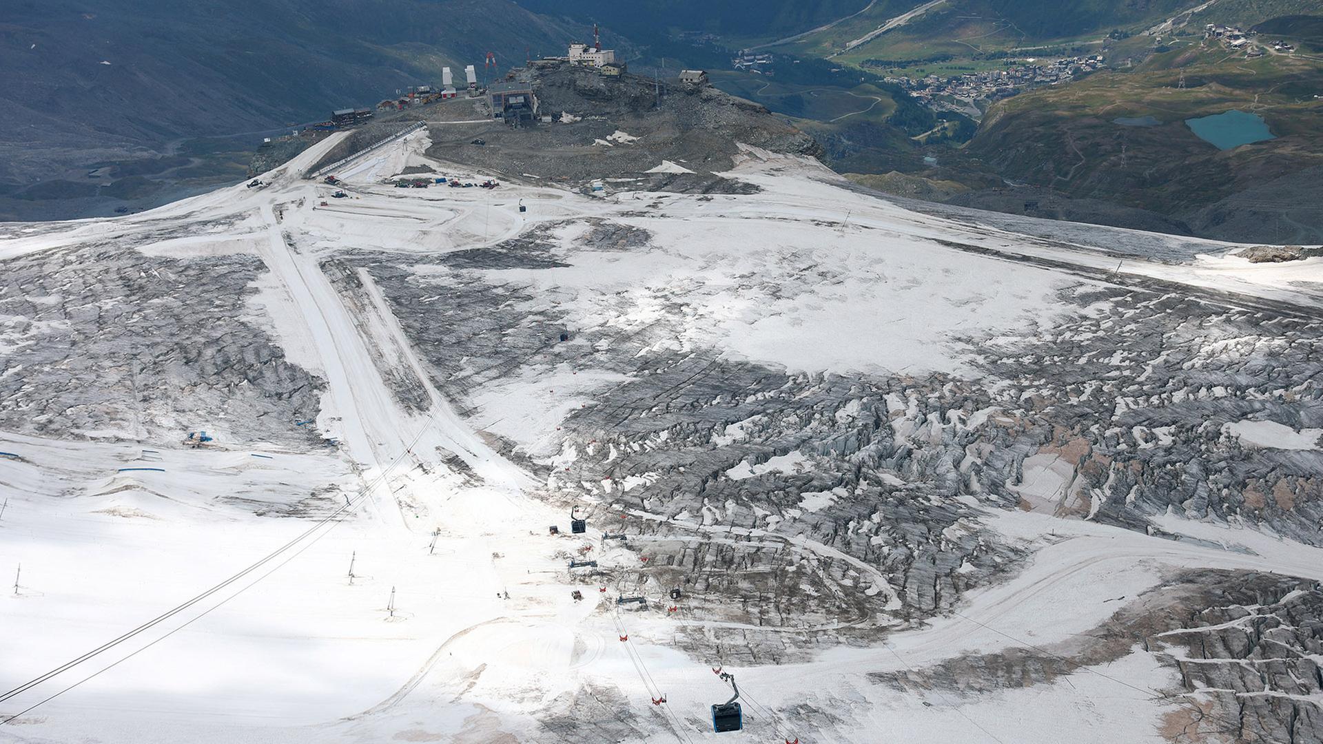 Seilbahnstationen und Skipisten am Matterhorn. | REUTERS