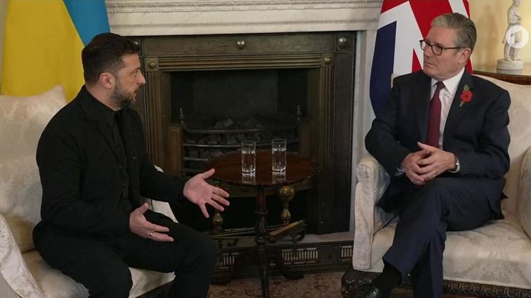 Ayollar mushuklarining yaqindan suratlari Guruhning yalangoch qoshiqchisi