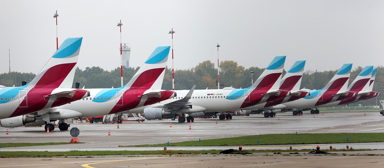 Abgestellte Maschinen der Fluggesellschaft Eurowings stehen auf dem Flughafen Hamburg.