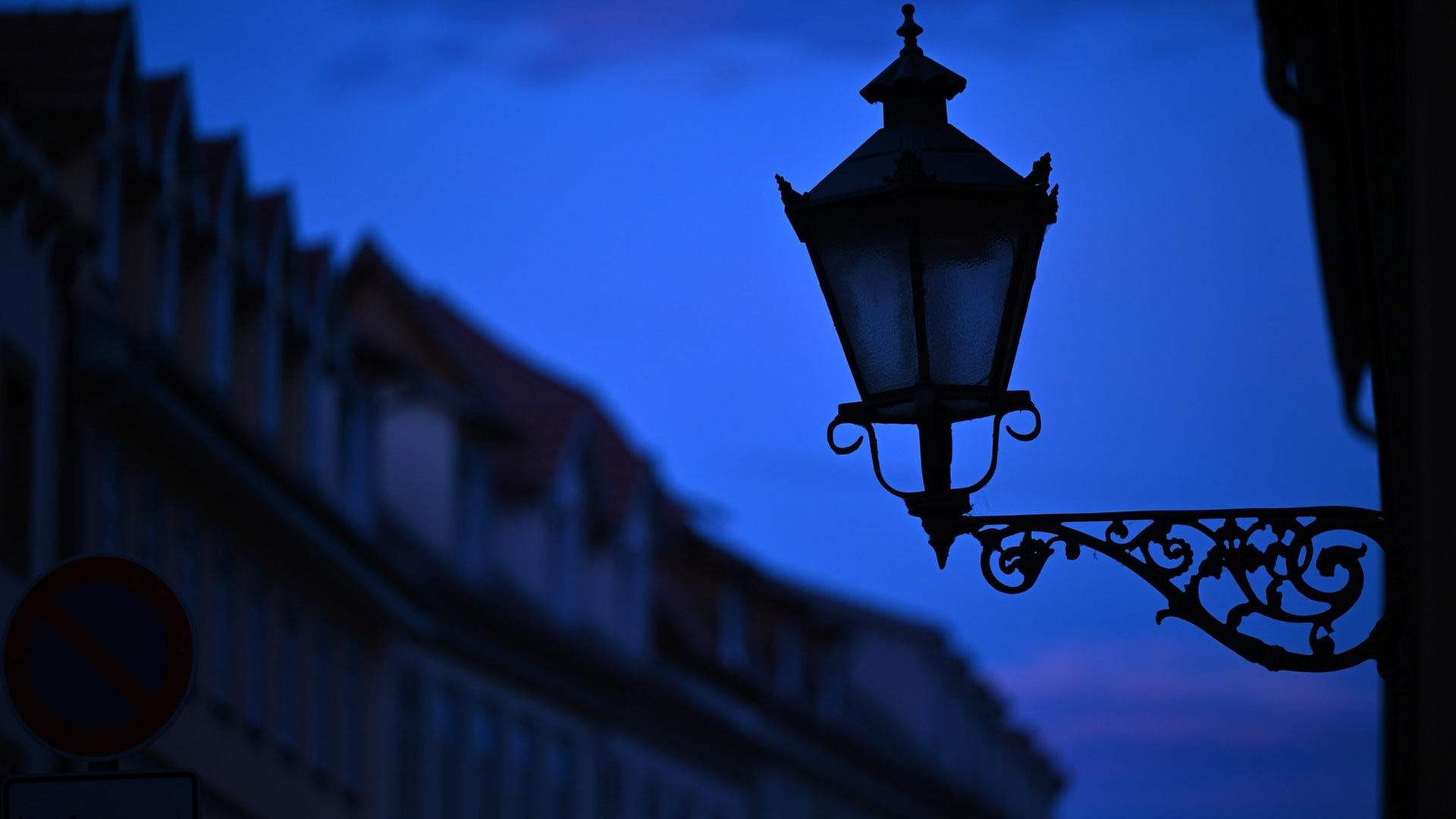 Zur Earth Night 2025: Eine dunkle Straßenlaterne in einer Stadt. | dpa Bildfunk, picture alliance/dpa | Martin Schutt