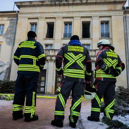 Kräfte der Feuerwehr sind bei einem Brand auf dem Bogensee-Areal, mit der ehemaligen Villa von NS-Propagandaminister J. Goebbels, im Einsatz. (Quelle: Christoph Soeder/dpa)