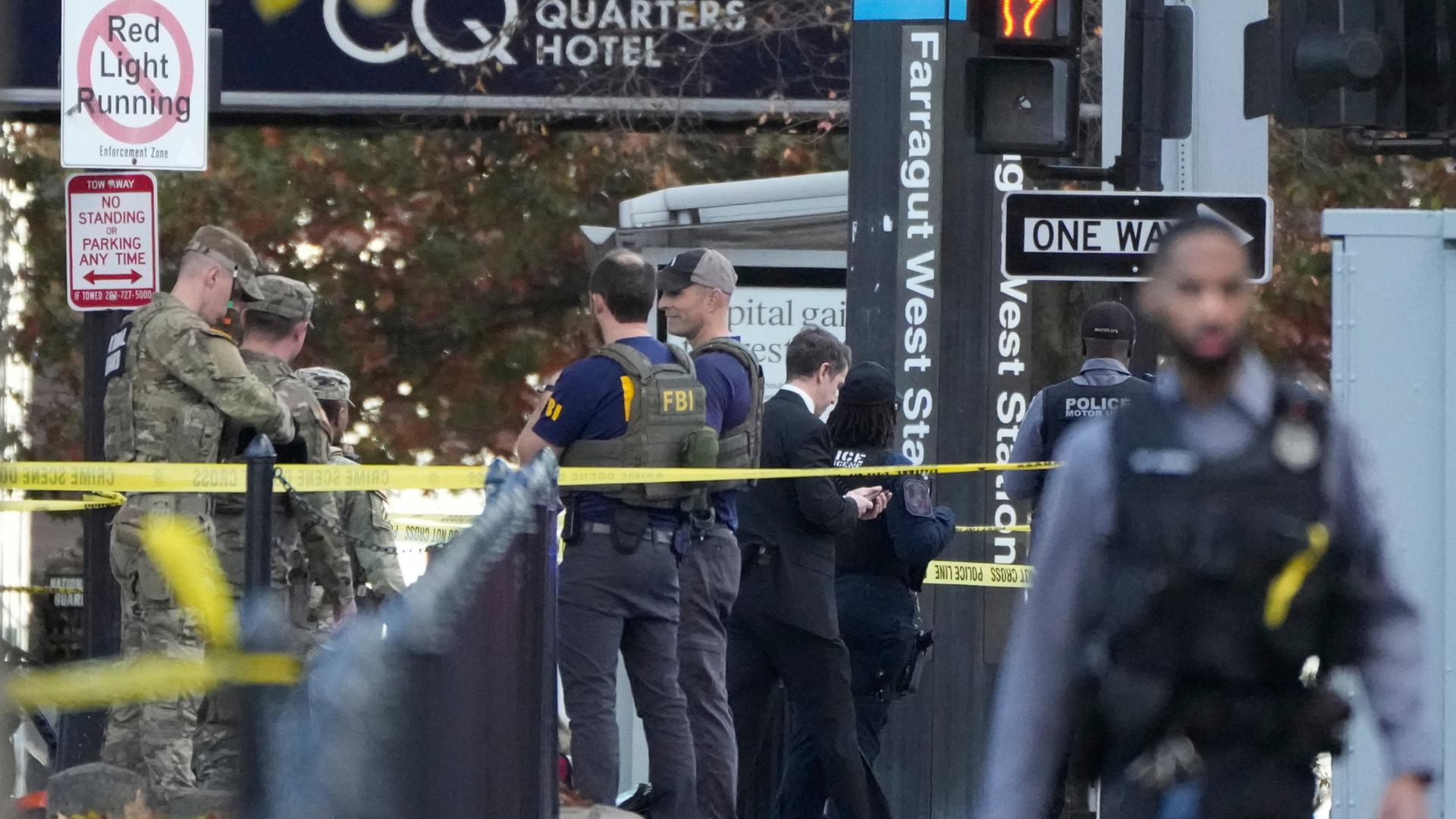 Einsatzkräfte stehen an der Stelle nahe des Weißen Hauses in Washington, wo zwei Nationalgardisten angeschossen wurden. | AP