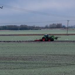 Traktor auf einem Feld