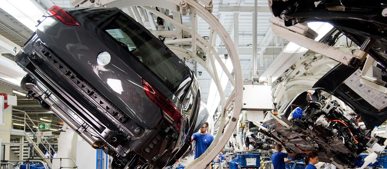 Ein neuer Volkswagen Golf 8 schwebt an einer Produktionslinie im VW Werk Wolfsburg am 24.10.2019.