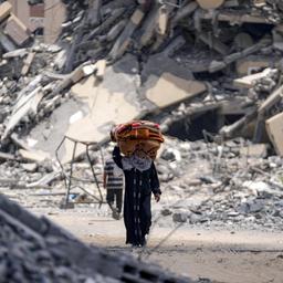 Ein Frau inmitten von zerstörten Gebäuden im Süden der Stadt Chan Younis in Gaza