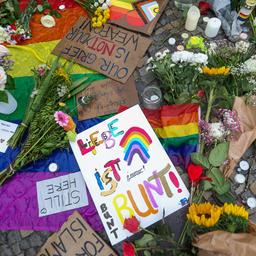 In Berlin haben Menschen Blumen und SChilder nach dem Angriff auf den CSD abgelegt.