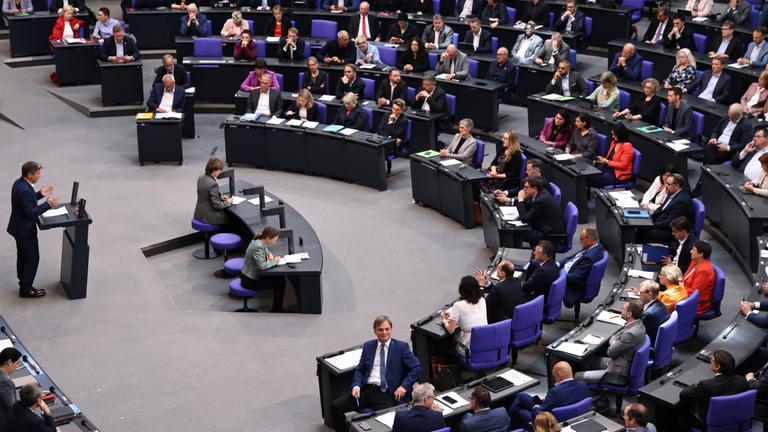 Robert Habeck spricht im Plenarsaal des Bundestages.