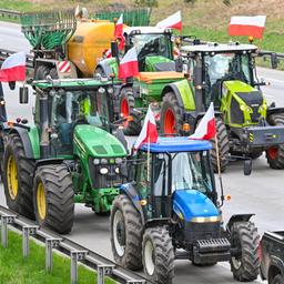 Landwirte aus Polen blockieren mit Traktoren die deutsch-polnische Grenze