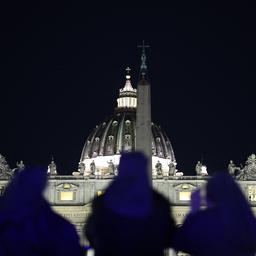 Nonnen stehen in der Nacht in der Anstehschlange vor dem Petersdom