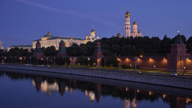 Blick auf den Kreml in Moskau bei Nacht.