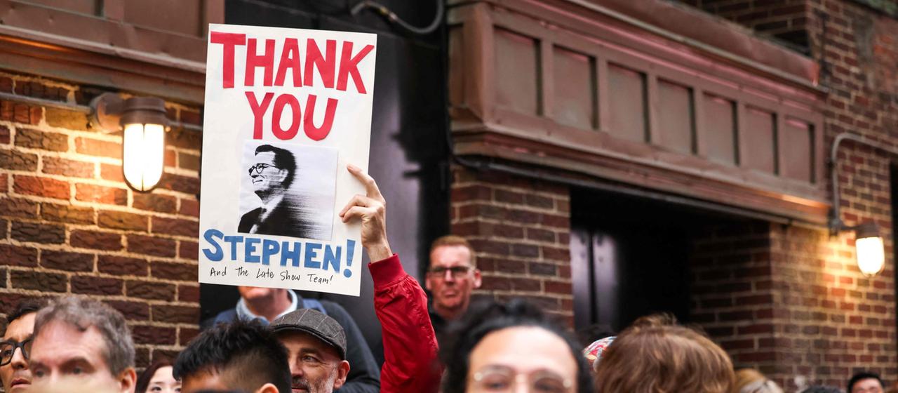 Fans des US-Comedians Colbert verabschieden sich bei der letzten Sendung mit einem Plakat