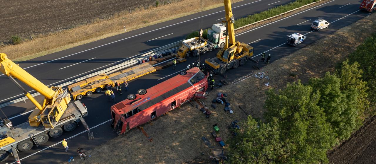 Ein Reisebus in Ungarn ist seitlich von der Autobahn gekippt