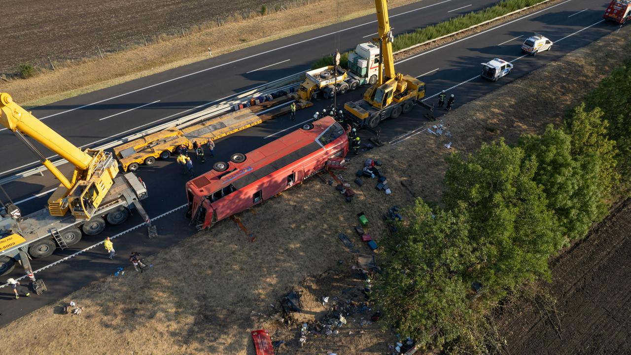 Reisebus mit Pilgergruppe in Ungarn verunglückt - zwölf Tote
