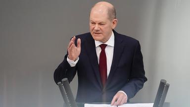 Olaf Scholz hält zu Beginn der Sondersitzung des Bundestags zum Krieg in der Ukraine am 27.02.2022 eine Regierungserklärung.