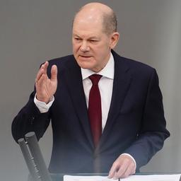 Olaf Scholz hält zu Beginn der Sondersitzung des Bundestags zum Krieg in der Ukraine am 27.02.2022 eine Regierungserklärung.