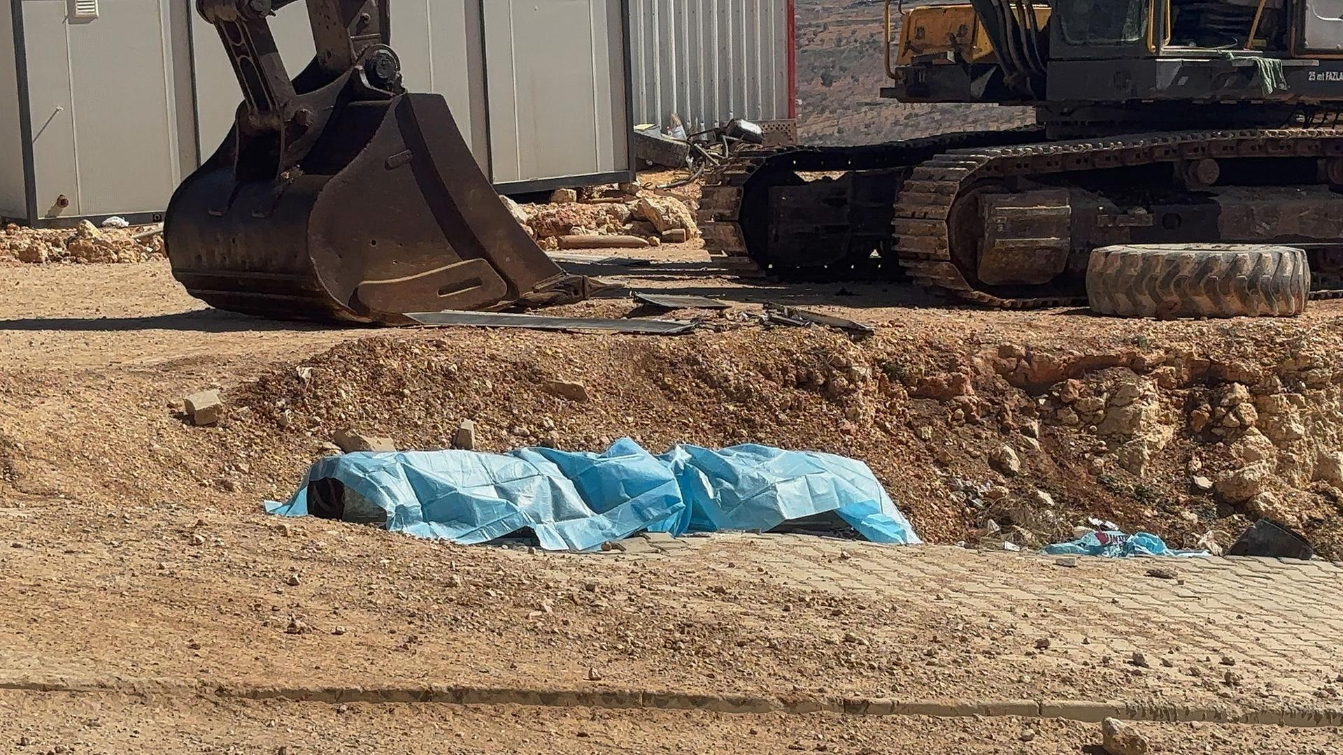  Fragmente einer aus dem Iran abgefeuerten Rakete liegen im Bezirk Sahinbey in der Nähe von Gaziantep im Süden der Türkei auf dem Boden. | Said Vakkas Yagci/IHA/AP/dpa