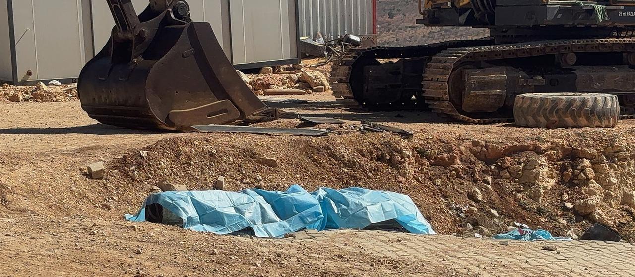  Fragmente einer aus dem Iran abgefeuerten Rakete liegen im Bezirk Sahinbey in der Nähe von Gaziantep im Süden der Türkei auf dem Boden.