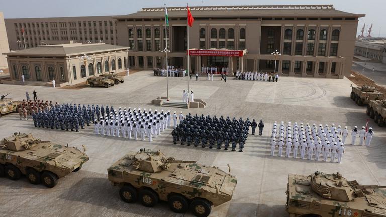 Chinesische Soldaten bei der Eröffnung von Chinas Militärbasis in Dschibuti