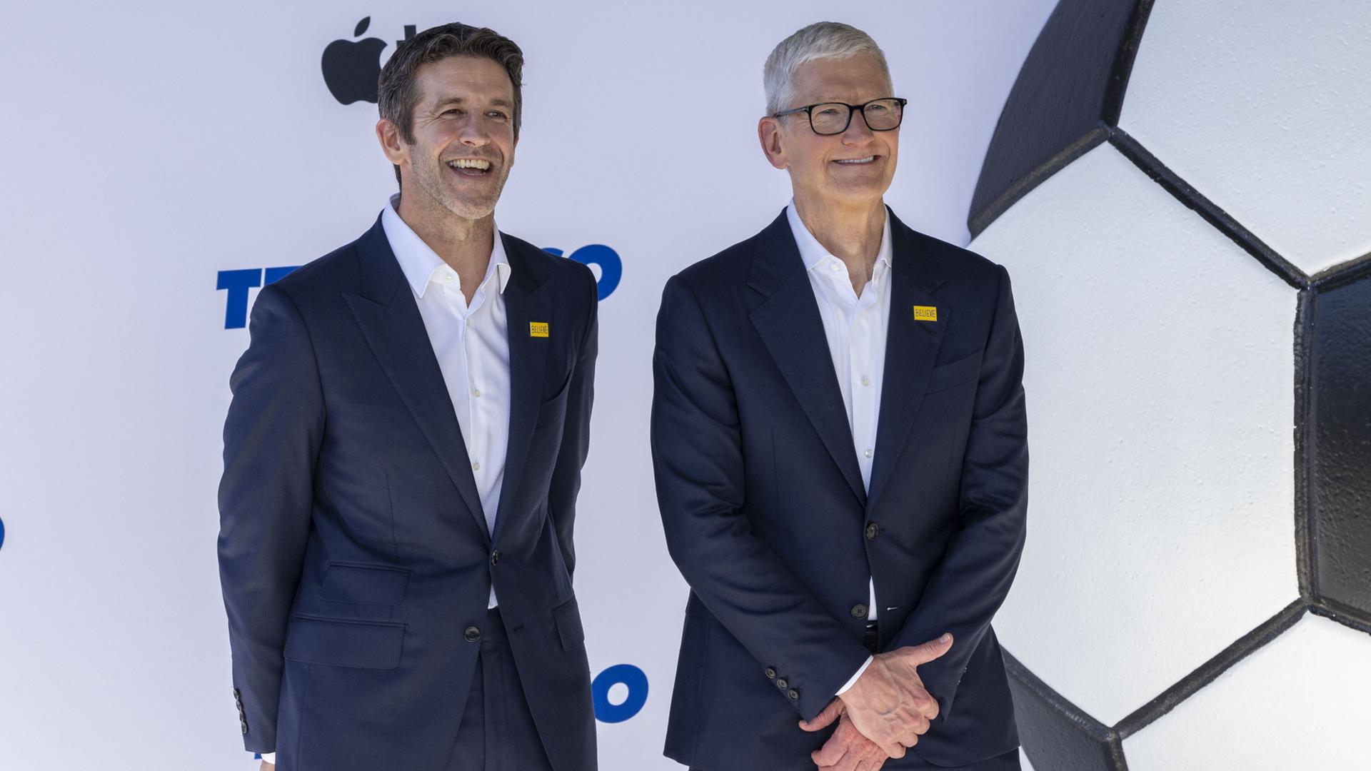 Der neue und der scheidende Apple-CEO, John Ternus (l.) und Tim Cook | EPA