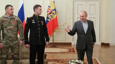 Putin trifft sich mit Soldatenm, die im Krieg gegen die Ukraine eingesetzt wurden.