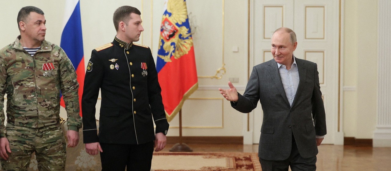 Putin trifft sich mit Soldatenm, die im Krieg gegen die Ukraine eingesetzt wurden.