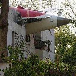 Das Heck eines Flugzeugs steckt in einem Gebäude an der Absturzstelle in der nordwestindischen Stadt Ahmedabad.
