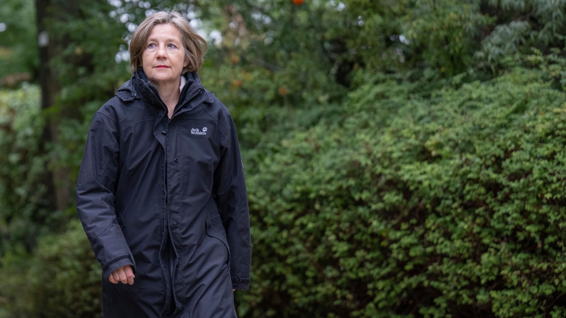 Maike Kohl-Richter geht in einem Park | Boris Roessler/dpa