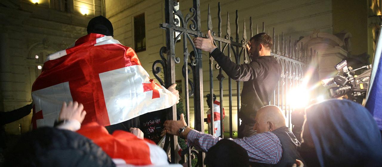 Protestierende am Präsidentenpalast in Tiflis, Georgien