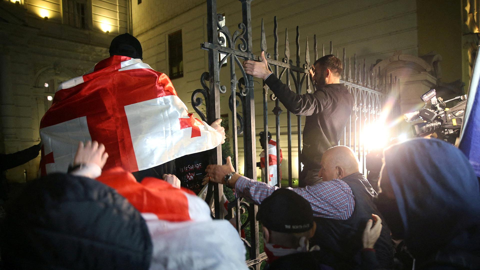 Protestierende am Präsidentenpalast in Tiflis, Georgien | REUTERS