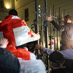 Protestierende am Präsidentenpalast in Tiflis, Georgien