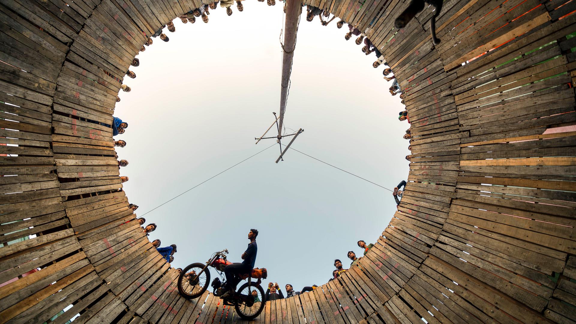 Ein Motorradfahrer fÃ¤hrt im sogenannten 