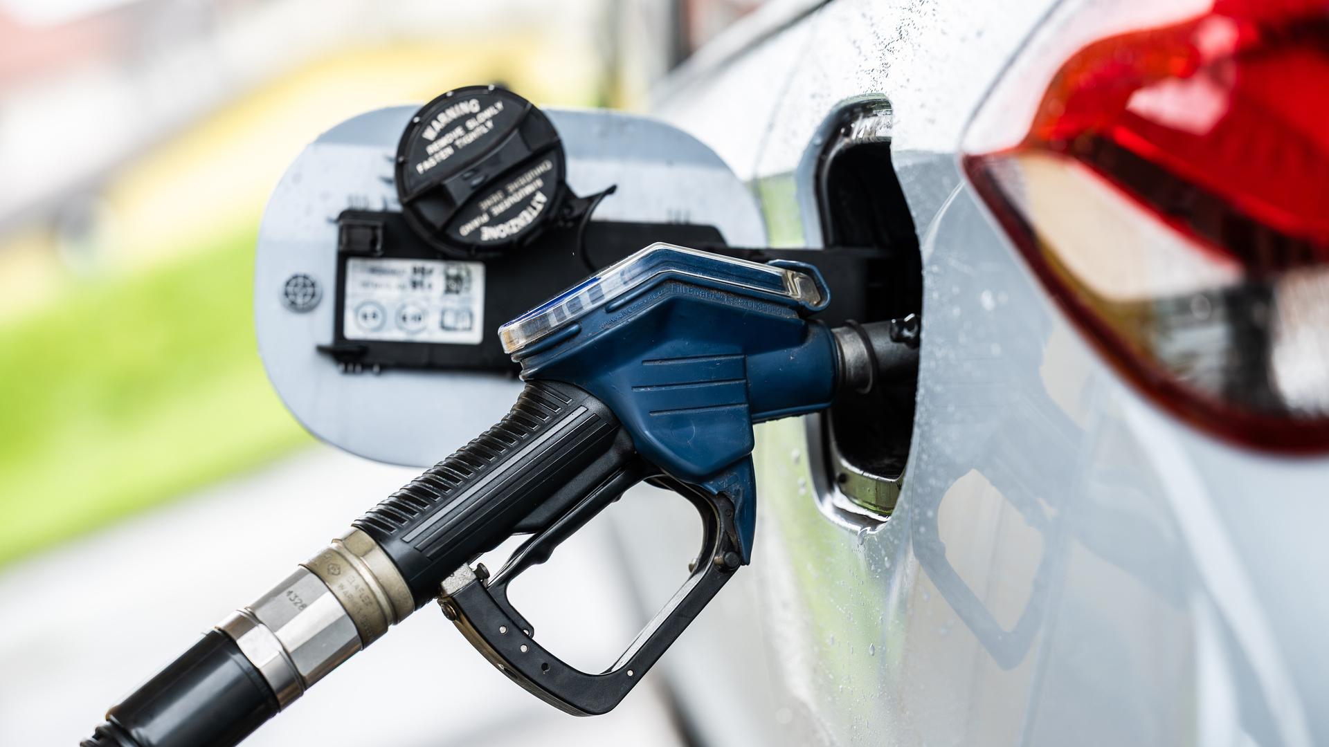 Ein Auto wird an einer Zapfsäule betankt | picture alliance/dpa