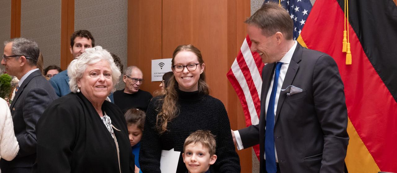 Linda Simon mit Familienangehörigen und dem deutschen Generalkonsul in New York.