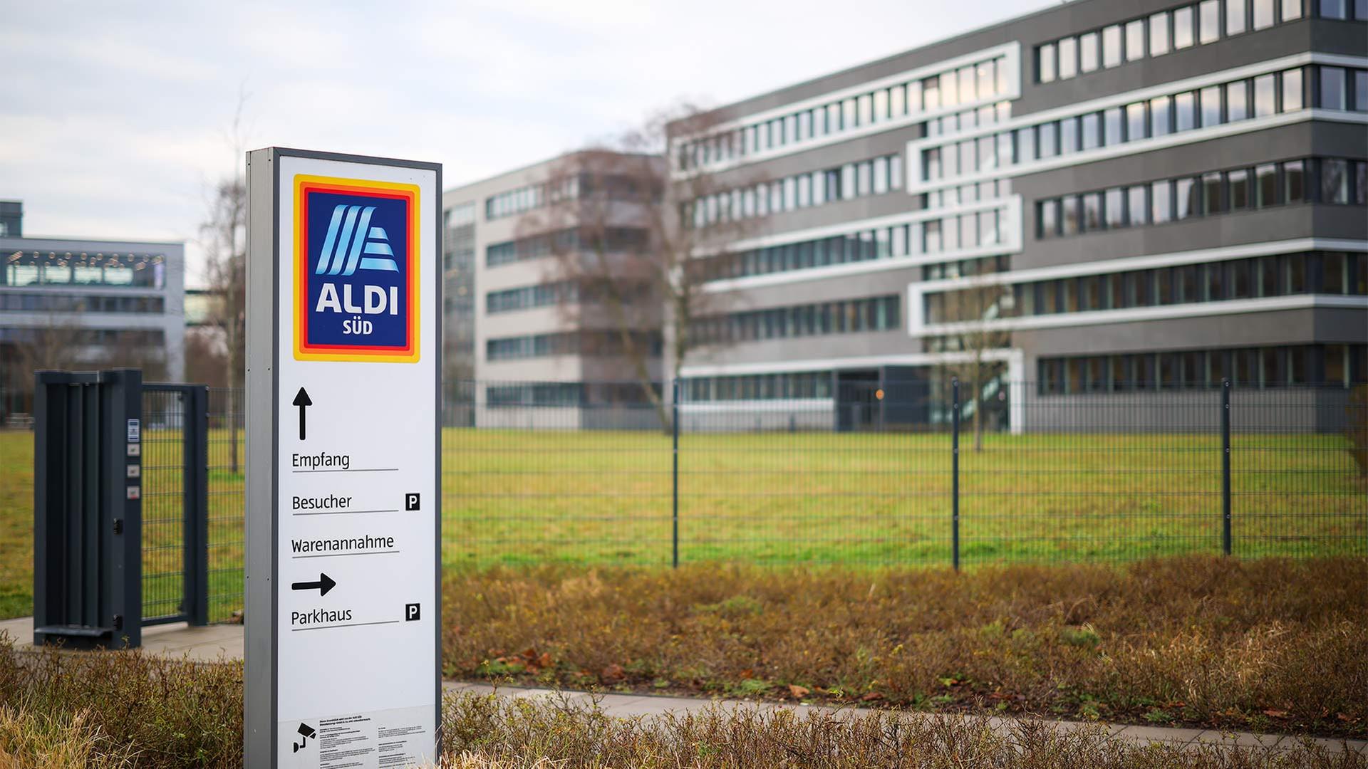 Ein Firmenschild steht vor der Zentrale von Aldi Süd in Mülheim an der Ruhr. | picture alliance/dpa