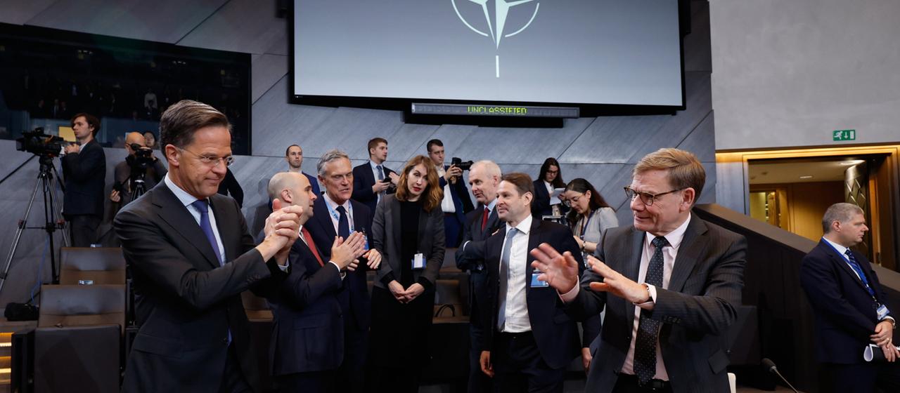 Außenminister Johann Wadephul (rechts) im Gespräch mit NATO-Generalsekretär Mark Rutte in Brüssel