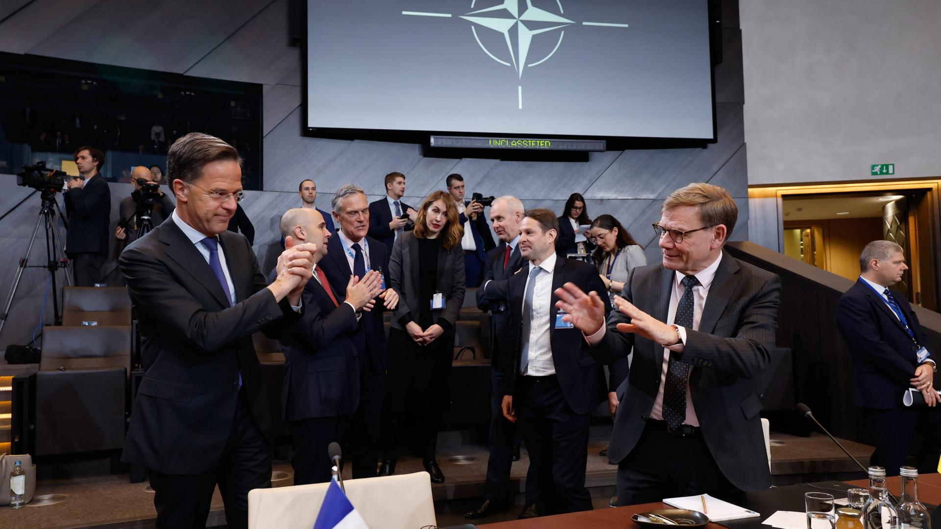 Außenminister Johann Wadephul (rechts) im Gespräch mit NATO-Generalsekretär Mark Rutte in Brüssel | AP