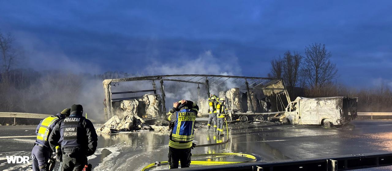 Blaulichter, Leuchtschrift 'Unfall' auf Polizeiauto