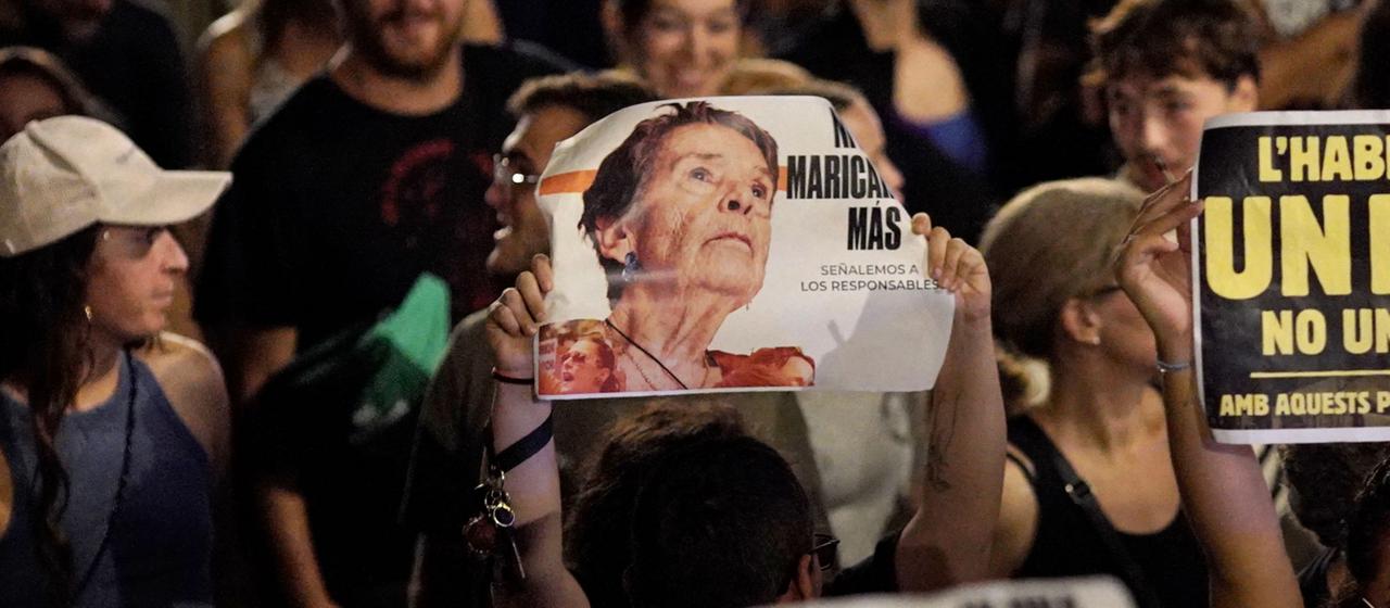 Demonstranten zeigen ein Bild von Maricarmen