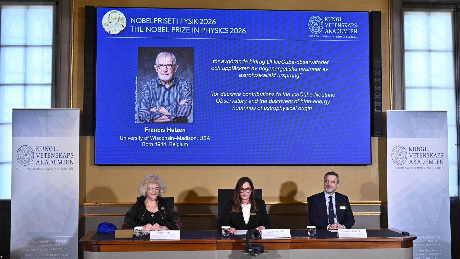 Ein Foto von Francis Halzen ist auf einem Bildschirm zu sehen. | Christine Olsson/TT News Agency 