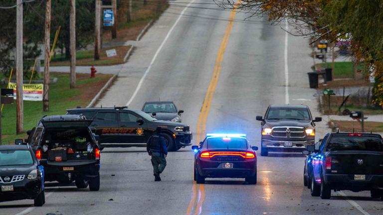 Polizeipräsenz nahe eines Tatorts des Schusswaffenangriffs in Lewiston, Maine.