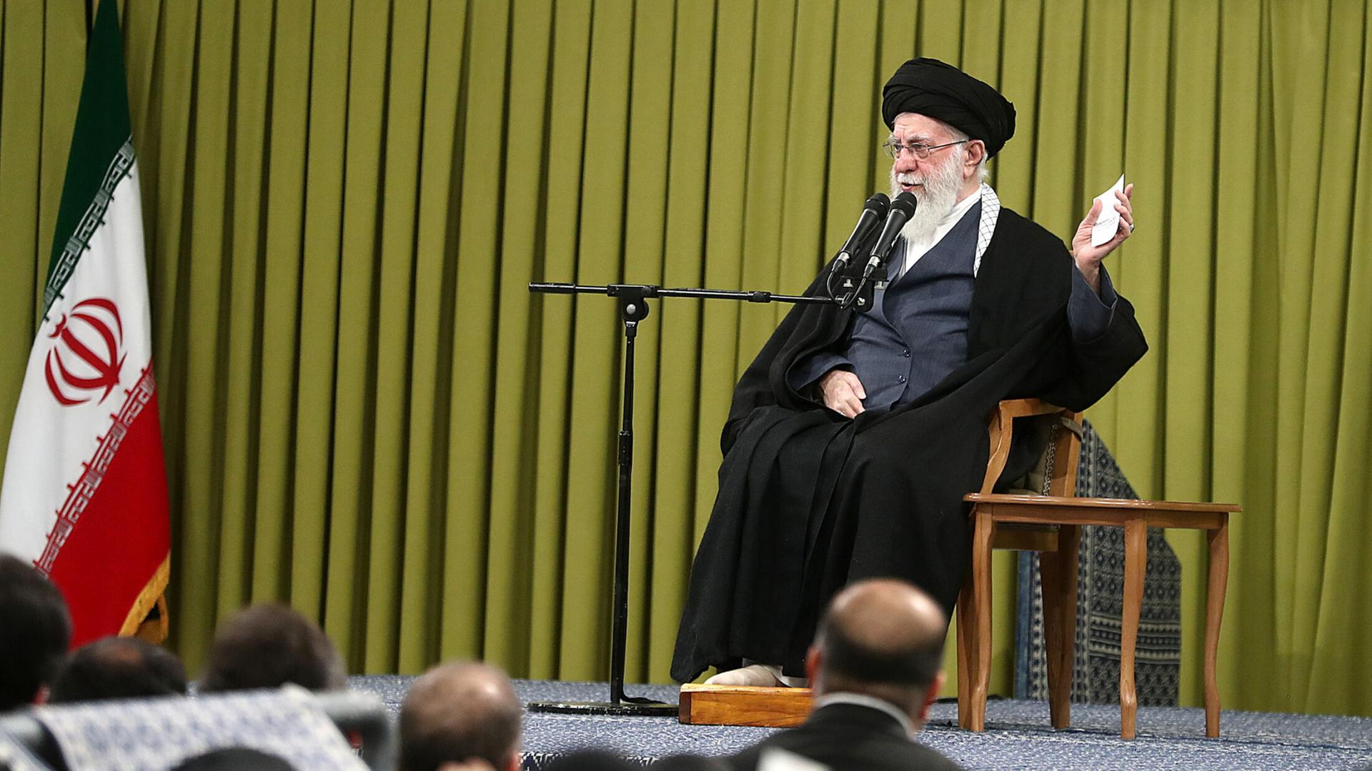 Ajatollah Ali Chamenei vor der 47. Jahresfeier der Revolution Irans | EPA
