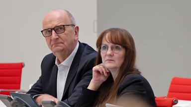 Archivbild:Dietmar Woidke (l-r, SPD), Ministerpräsident von Brandenburg, Katrin Lange (SPD), Brandenburgs Ministerin des Inneren und für Kommunales, am 26.02.2025.(Quelle:picture alliance/dpa/S.Stache) 