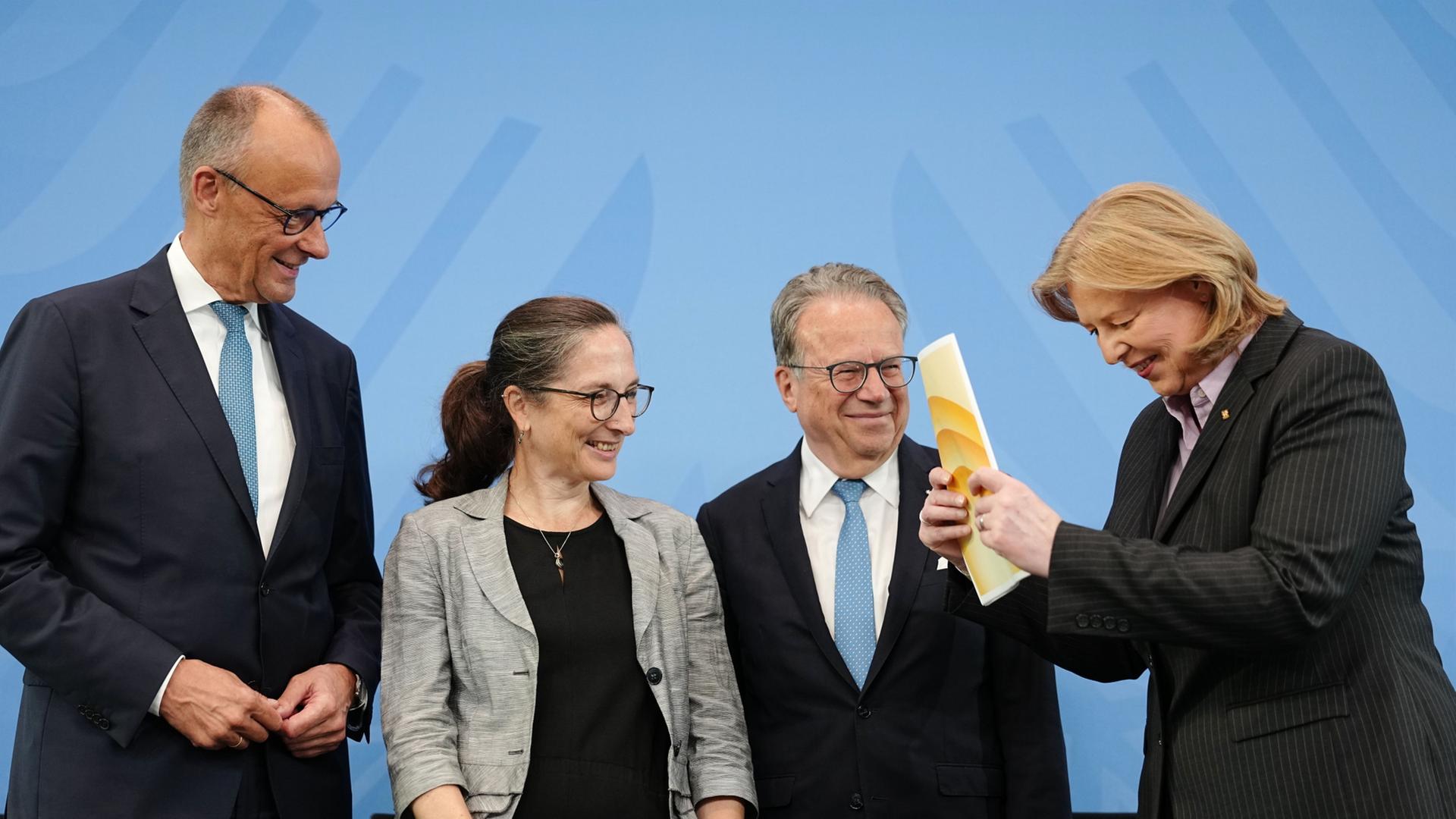 Die Vorsitzenden der Kommission Constanze Janda (2.v.l) und Frank-Jürgen Weise (2.v.r) übergeben den Bericht der Alterssicherungskommission über umfassende Schritte als Grundlage für eine Rentenreform an Bundeskanzler Friedrich Merz (l) und Arbeitsministerin Bärbel Bas (r) | Kay Nietfeld/dpa